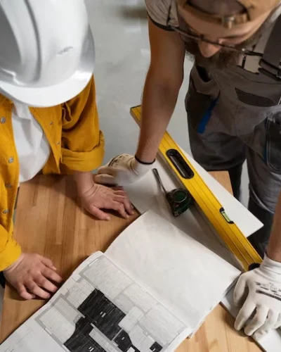 trabajador planos construcción